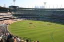 Ozzie Rules, Melbourne vs. Carlton, let op de vorm van het veld en mannetjes in het geel..