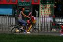 Een Olympic China verkoper op haar fietsje