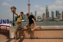Pudong de skyline vergezeld met een jump van de boys!