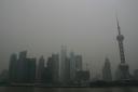 Pudong onder een dikke laag smog